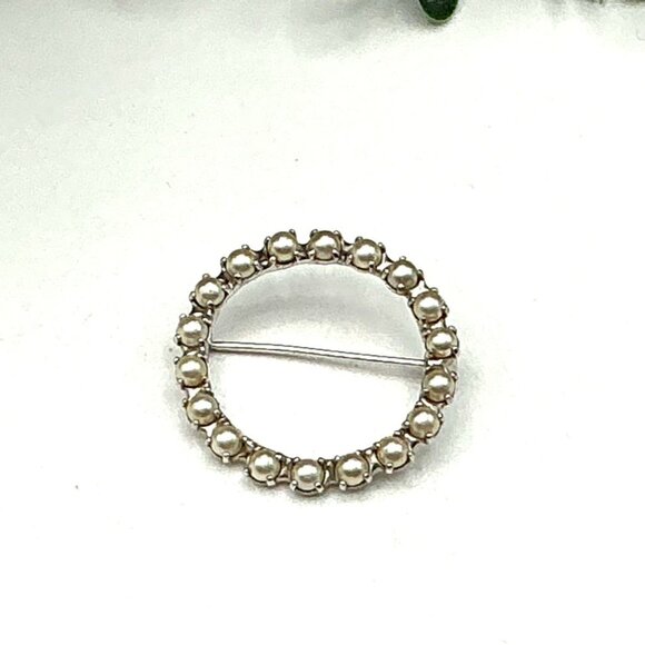 Vintage Pearl Circle Brooch Pin Silver Tone - Picture 1 of 3